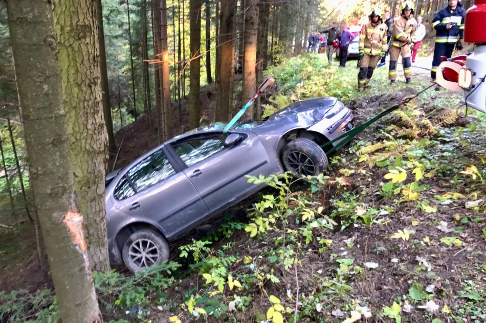 Samochód dachował na stromym zboczu - zdjęcie 4