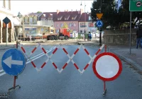 ROZPOCZĘŁY SIĘ PRACE PRZY WYMIANIE NAWIERZCHNI W RYNKU - zdjęcie główne