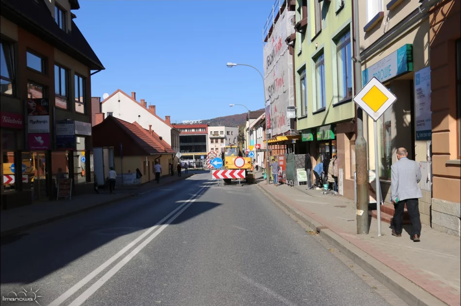 ROZPOCZĘŁY SIĘ PRACE PRZY WYMIANIE NAWIERZCHNI W RYNKU - zdjęcie 2