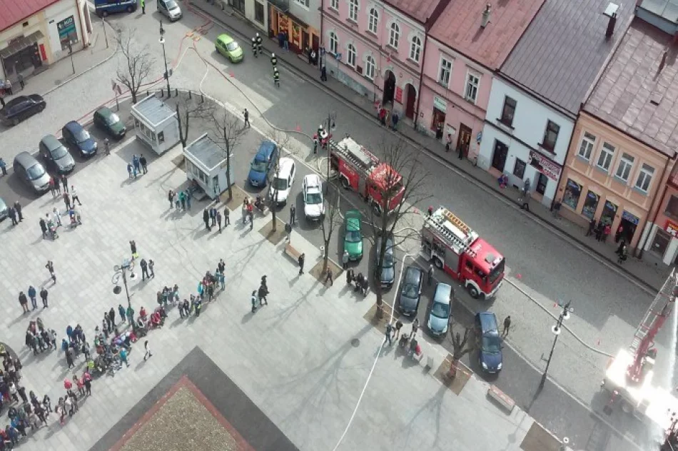 Pożar w ratuszu, działali strażacy i policjanci. Na szczęście - to tylko ćwiczenia - zdjęcie 3