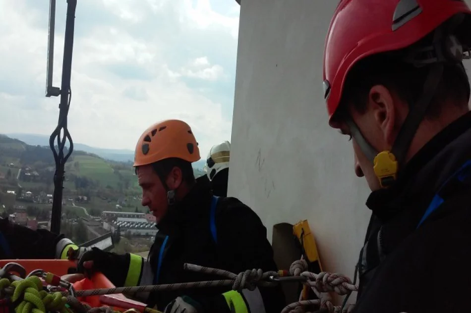 Pożar w ratuszu, działali strażacy i policjanci. Na szczęście - to tylko ćwiczenia - zdjęcie 4