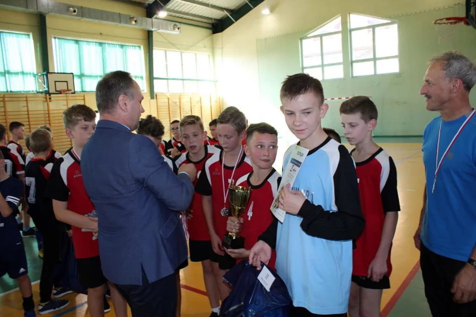 11 drużyn walczyło o tytuł Mistrza Gminy w Mini Piłce Halowej Chłopców - zdjęcie 5