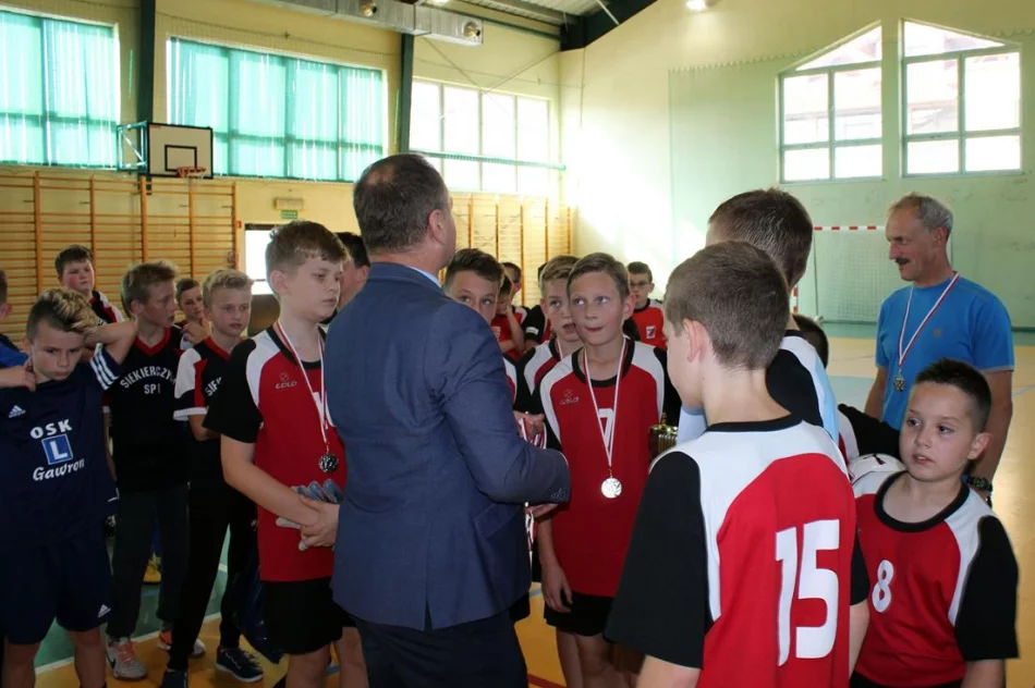 11 drużyn walczyło o tytuł Mistrza Gminy w Mini Piłce Halowej Chłopców - zdjęcie 6