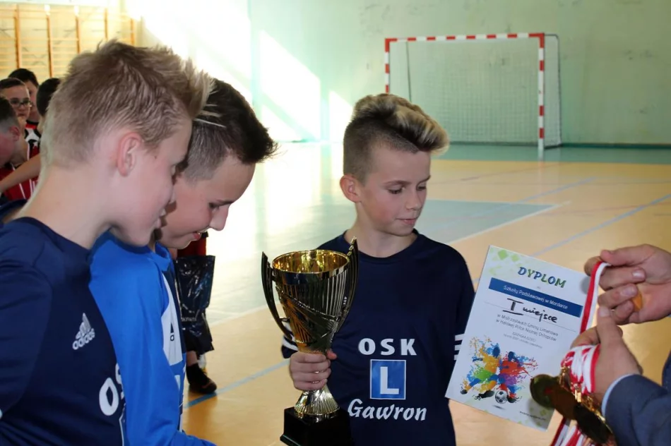 11 drużyn walczyło o tytuł Mistrza Gminy w Mini Piłce Halowej Chłopców - zdjęcie 8