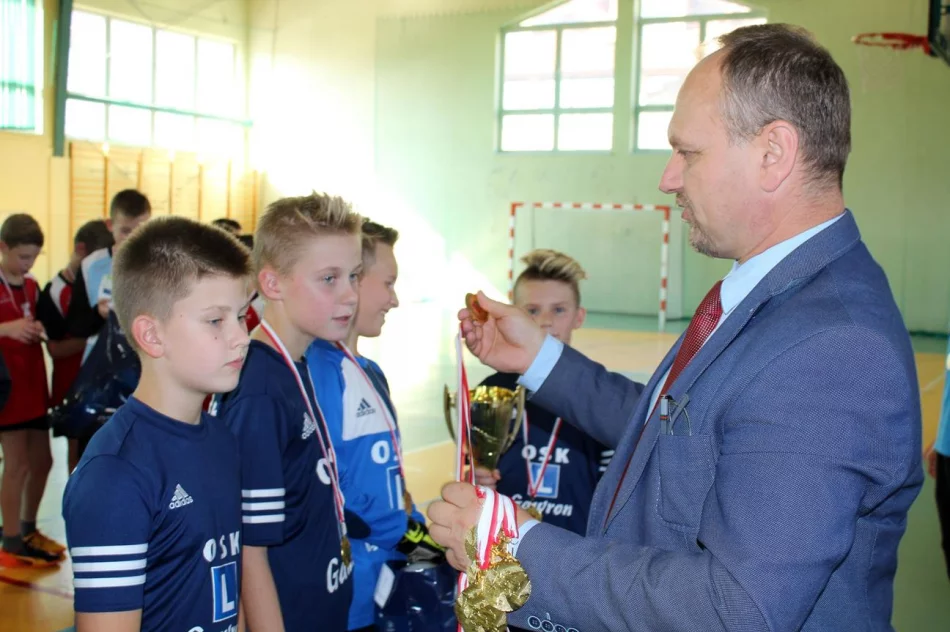 11 drużyn walczyło o tytuł Mistrza Gminy w Mini Piłce Halowej Chłopców - zdjęcie 9