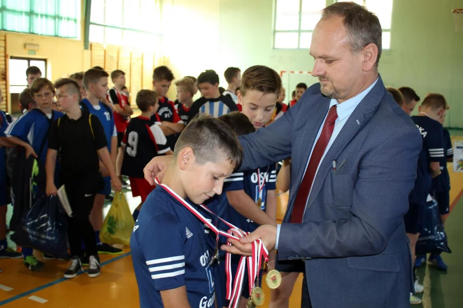 11 drużyn walczyło o tytuł Mistrza Gminy w Mini Piłce Halowej Chłopców - zdjęcie 11