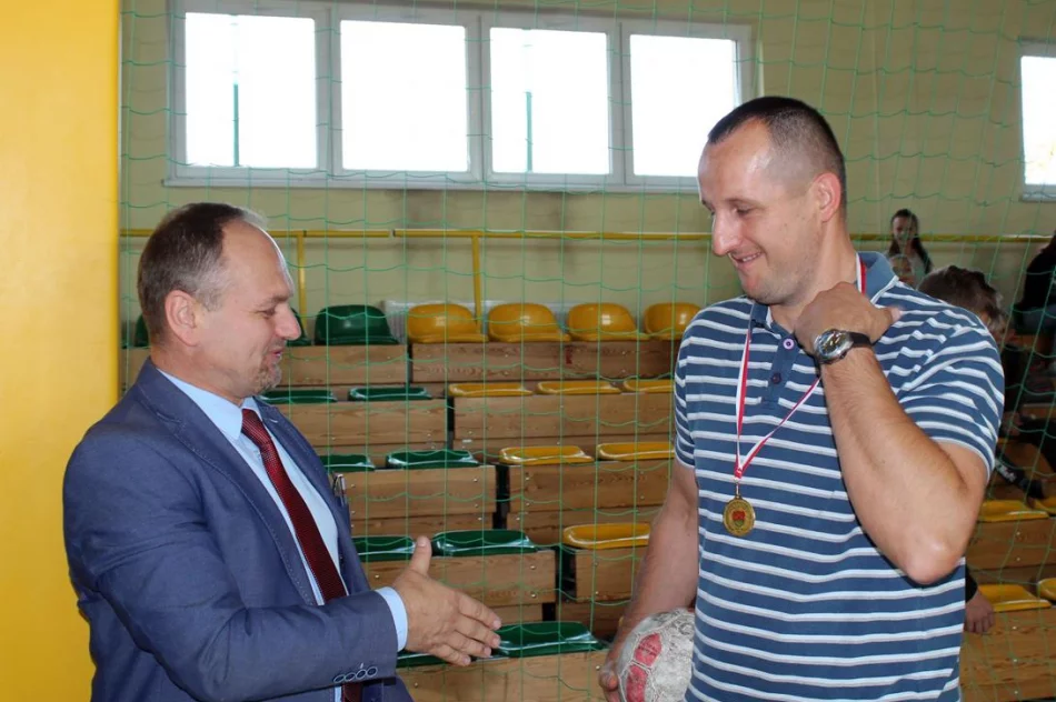 11 drużyn walczyło o tytuł Mistrza Gminy w Mini Piłce Halowej Chłopców - zdjęcie 12