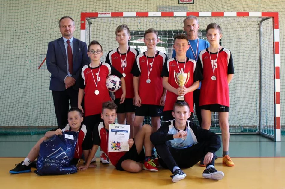 11 drużyn walczyło o tytuł Mistrza Gminy w Mini Piłce Halowej Chłopców - zdjęcie 14
