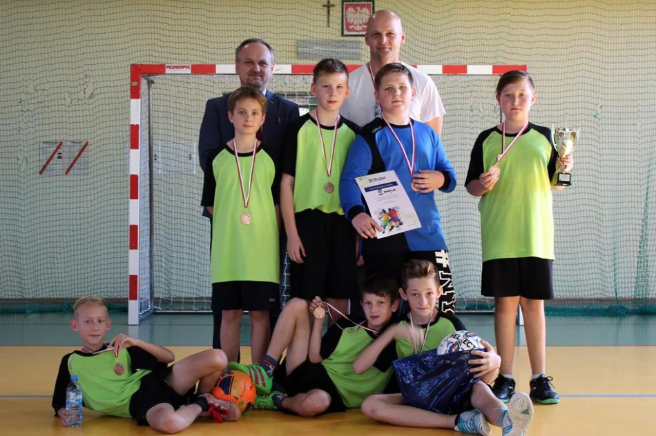 11 drużyn walczyło o tytuł Mistrza Gminy w Mini Piłce Halowej Chłopców - zdjęcie 15