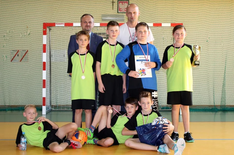 11 drużyn walczyło o tytuł Mistrza Gminy w Mini Piłce Halowej Chłopców - zdjęcie 16
