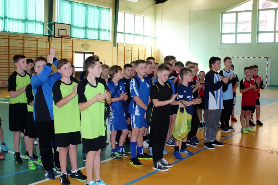 11 drużyn walczyło o tytuł Mistrza Gminy w Mini Piłce Halowej Chłopców - zdjęcie 17