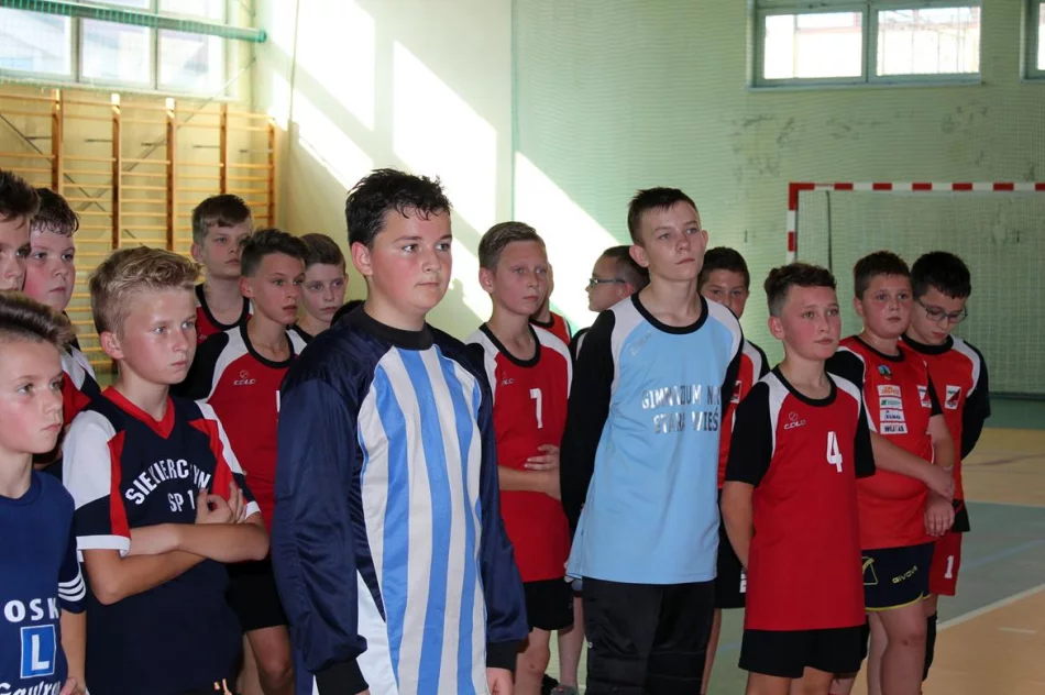 11 drużyn walczyło o tytuł Mistrza Gminy w Mini Piłce Halowej Chłopców - zdjęcie 18