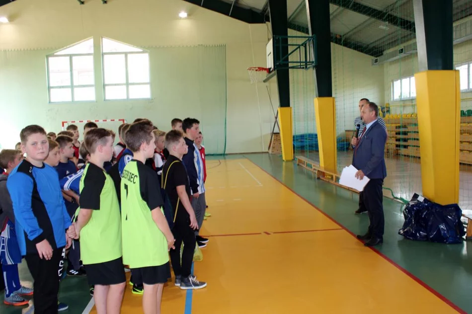 11 drużyn walczyło o tytuł Mistrza Gminy w Mini Piłce Halowej Chłopców - zdjęcie 19