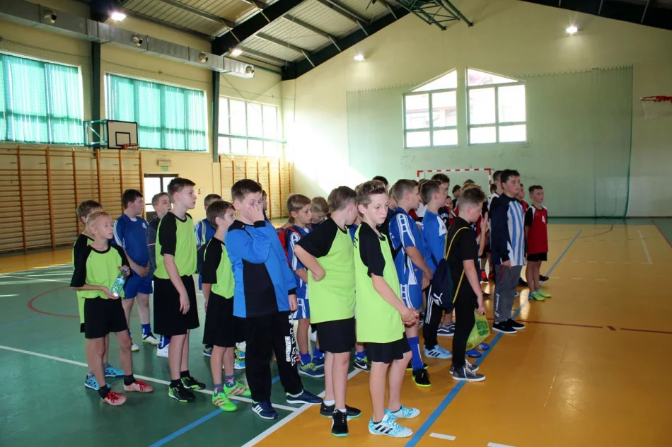 11 drużyn walczyło o tytuł Mistrza Gminy w Mini Piłce Halowej Chłopców - zdjęcie 20