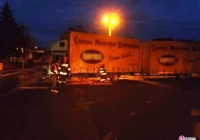 Nowy Sącz: zderzenie samochodów osobowego i ciężarowego na ulicy Węgierskiej - zdjęcie główne