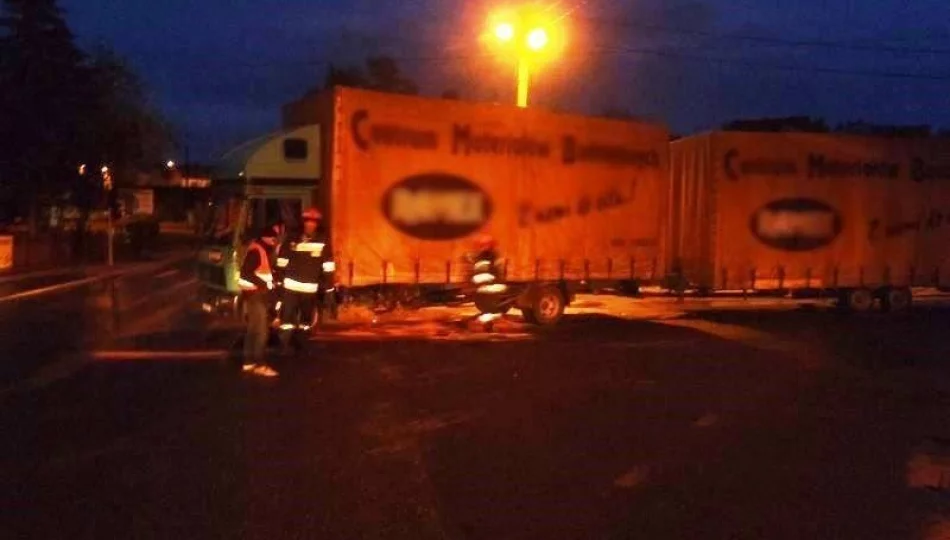 Nowy Sącz: zderzenie samochodów osobowego i ciężarowego na ulicy Węgierskiej - zdjęcie 1