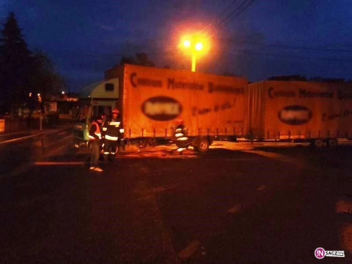 Nowy Sącz: zderzenie samochodów osobowego i ciężarowego na ulicy Węgierskiej