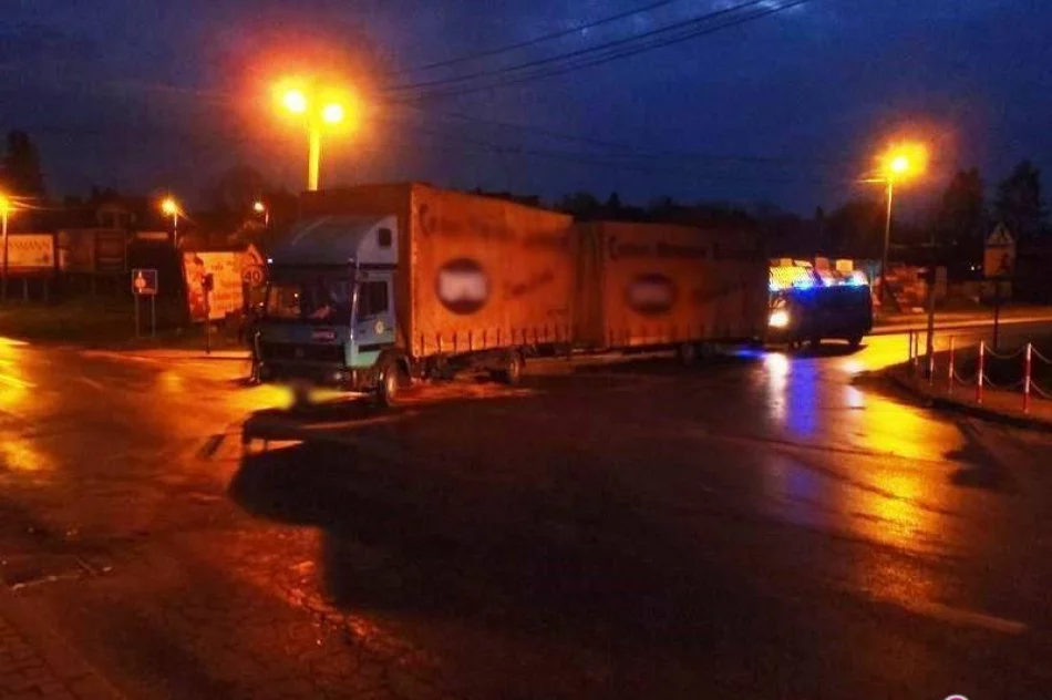 Nowy Sącz: zderzenie samochodów osobowego i ciężarowego na ulicy Węgierskiej - zdjęcie 2