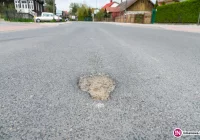 W nowym asfalcie już wypadają... dziury - zdjęcie główne