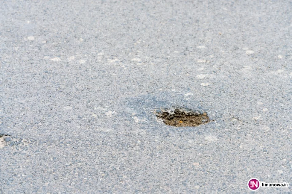 W nowym asfalcie już wypadają... dziury - zdjęcie 3