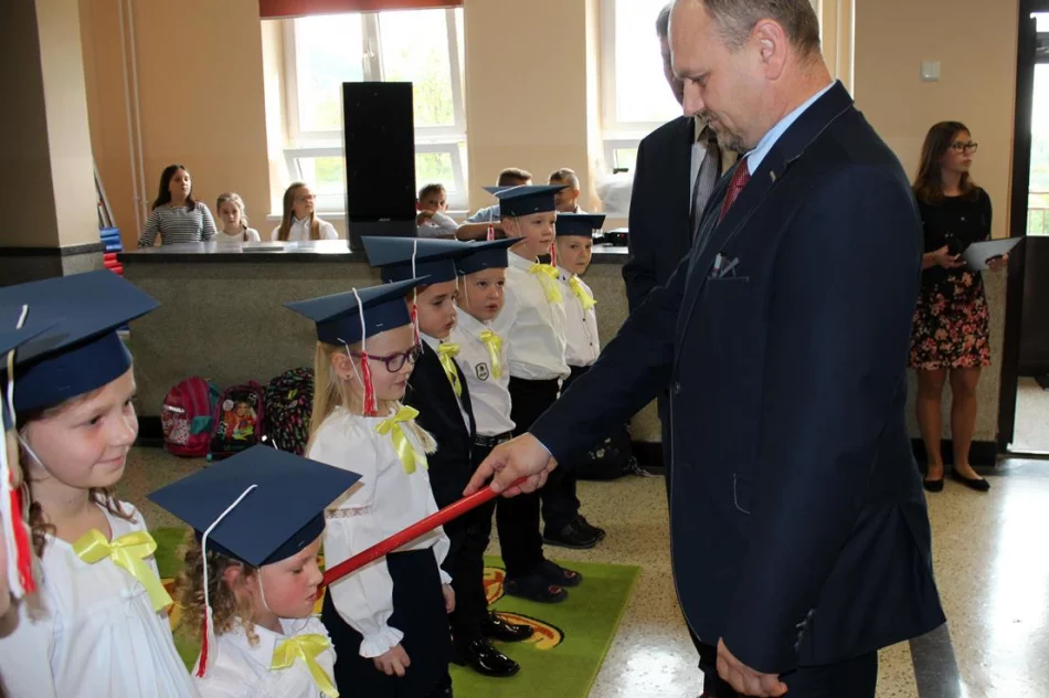 Ślubowanie pierwszoklasistów w SP nr 2 w Męcinie - zdjęcie 3
