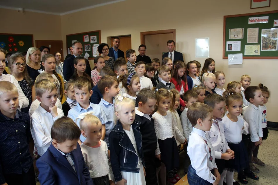 Ślubowanie pierwszoklasistów w SP nr 2 w Męcinie - zdjęcie 7