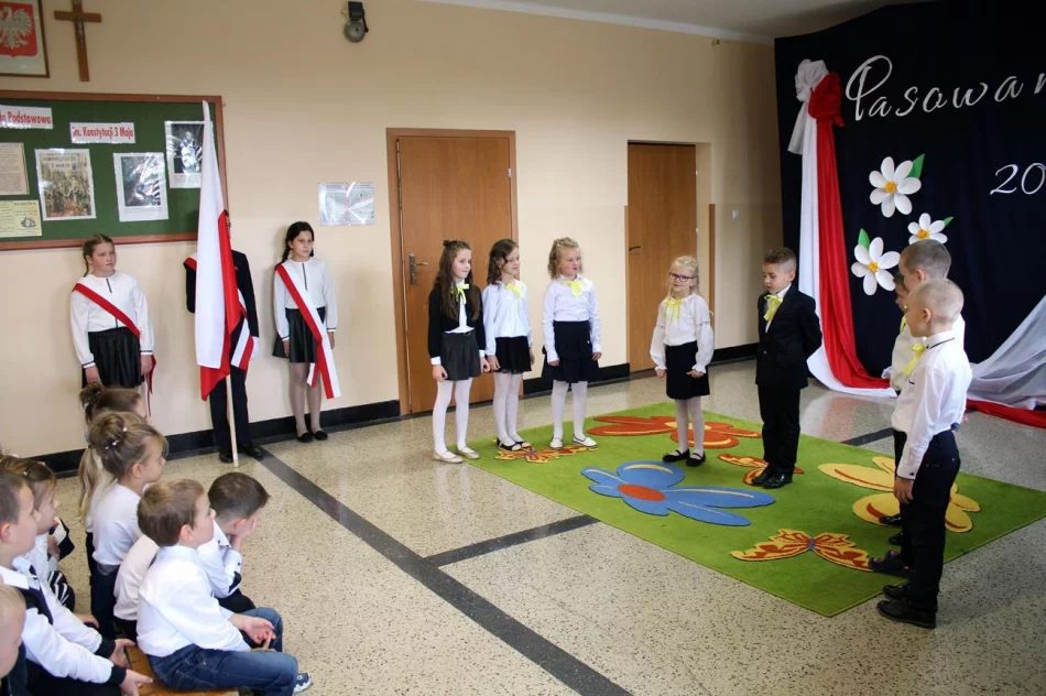 Ślubowanie pierwszoklasistów w SP nr 2 w Męcinie - zdjęcie 9