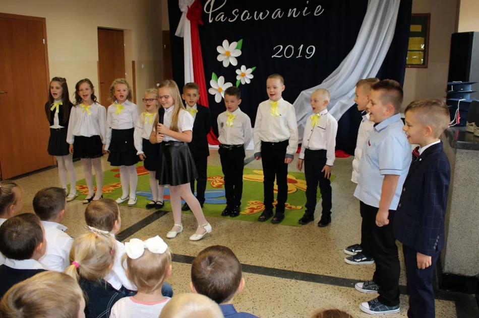 Ślubowanie pierwszoklasistów w SP nr 2 w Męcinie - zdjęcie 10