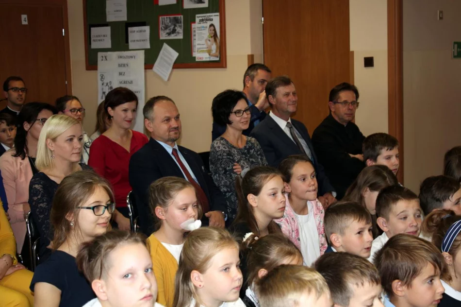 Ślubowanie pierwszoklasistów w SP nr 2 w Męcinie - zdjęcie 11
