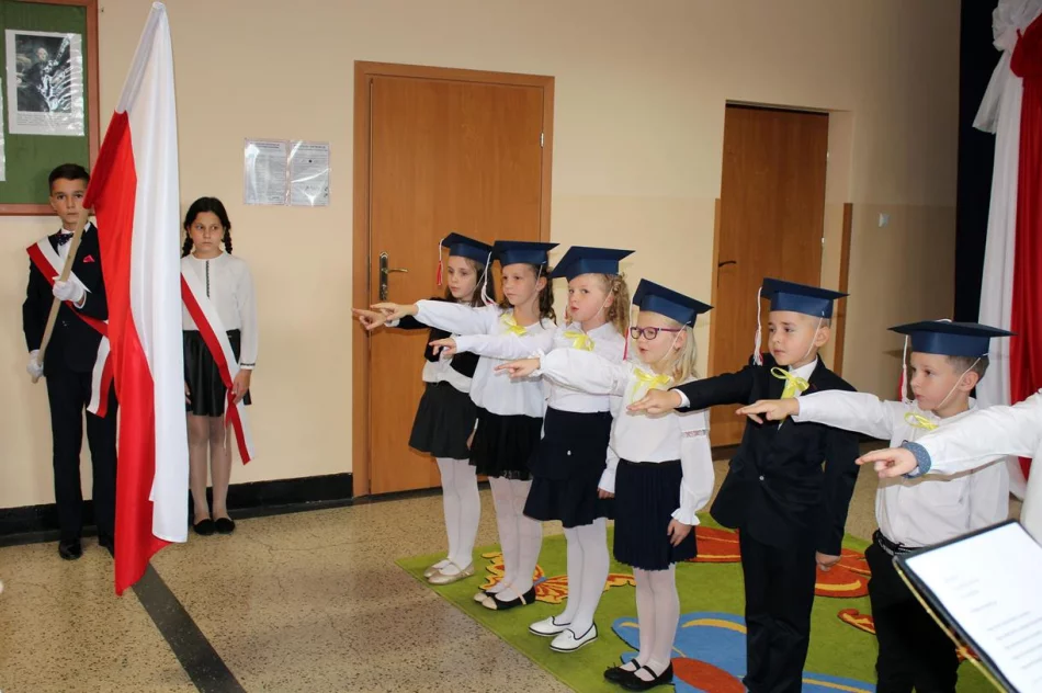 Ślubowanie pierwszoklasistów w SP nr 2 w Męcinie - zdjęcie 14