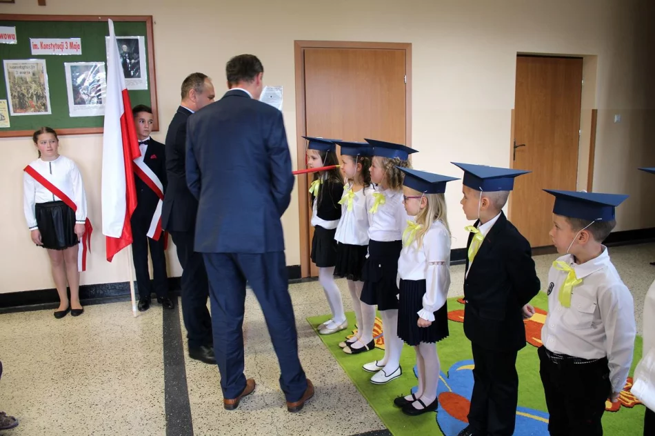 Ślubowanie pierwszoklasistów w SP nr 2 w Męcinie - zdjęcie 15