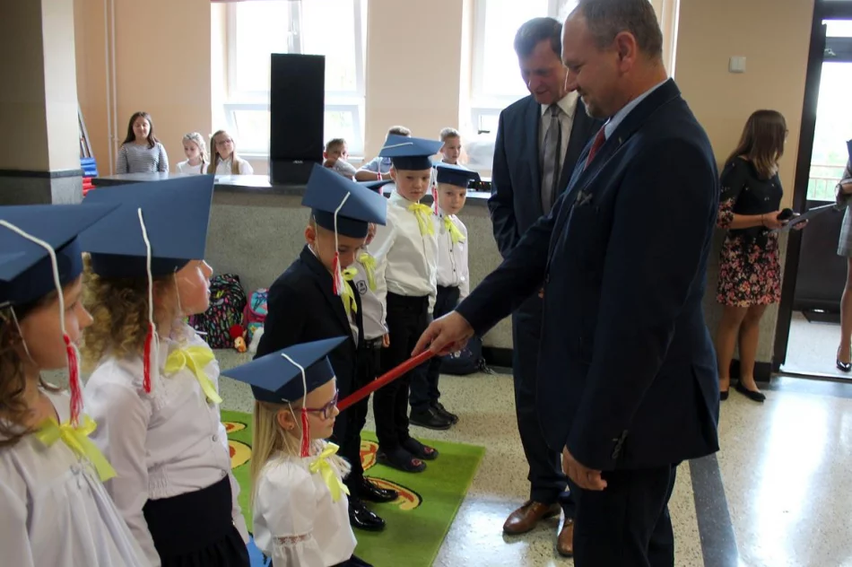 Ślubowanie pierwszoklasistów w SP nr 2 w Męcinie - zdjęcie 16