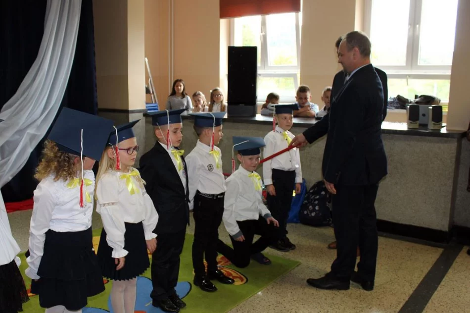Ślubowanie pierwszoklasistów w SP nr 2 w Męcinie - zdjęcie 17