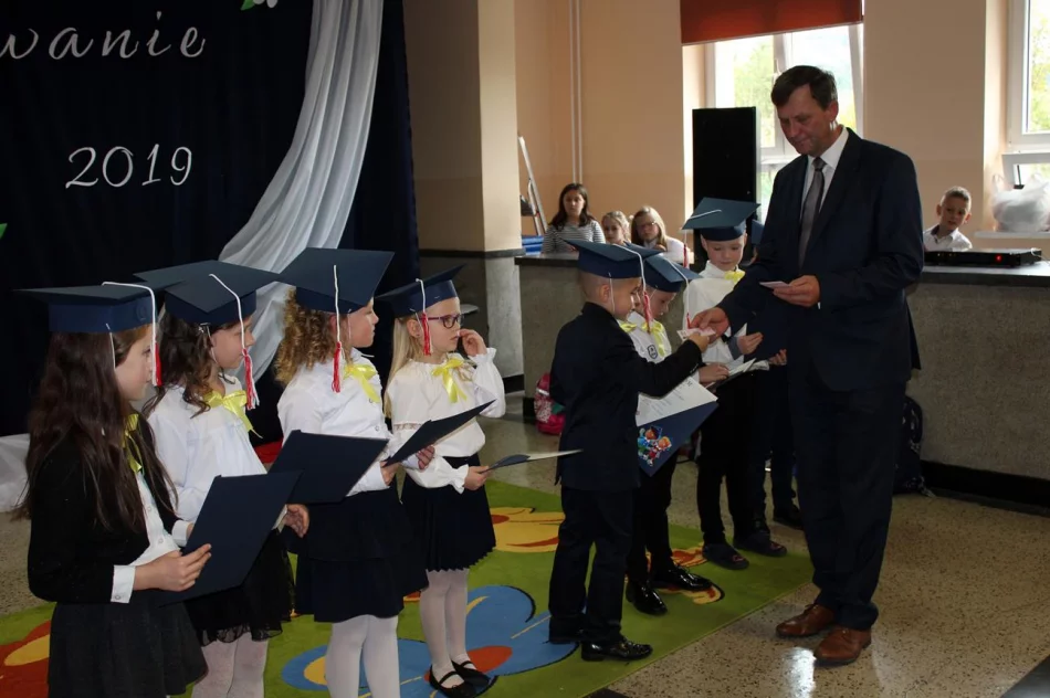 Ślubowanie pierwszoklasistów w SP nr 2 w Męcinie - zdjęcie 19