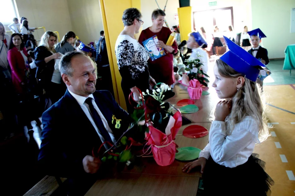 Odblaskowe ślubowanie pierwszaków w SP Mordarka - zdjęcie 2