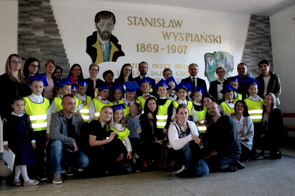 Odblaskowe ślubowanie pierwszaków w SP Mordarka - zdjęcie 3