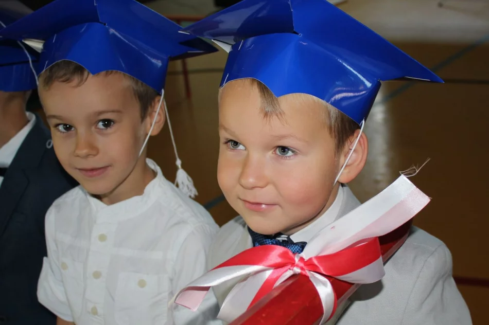 Odblaskowe ślubowanie pierwszaków w SP Mordarka - zdjęcie 10