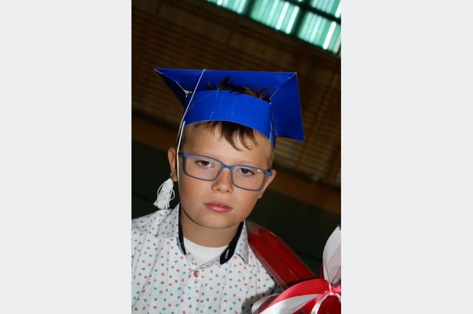 Odblaskowe ślubowanie pierwszaków w SP Mordarka - zdjęcie 12