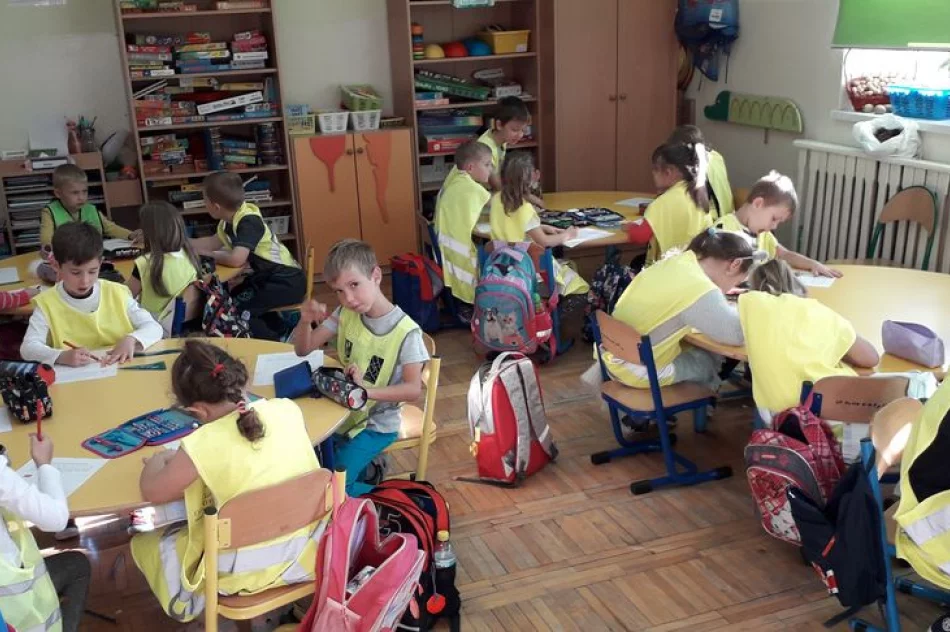 Najmłodsi uczniowie SP w Mordarce czuwają nad bezpieczeństwem Dziadków - zdjęcie 2