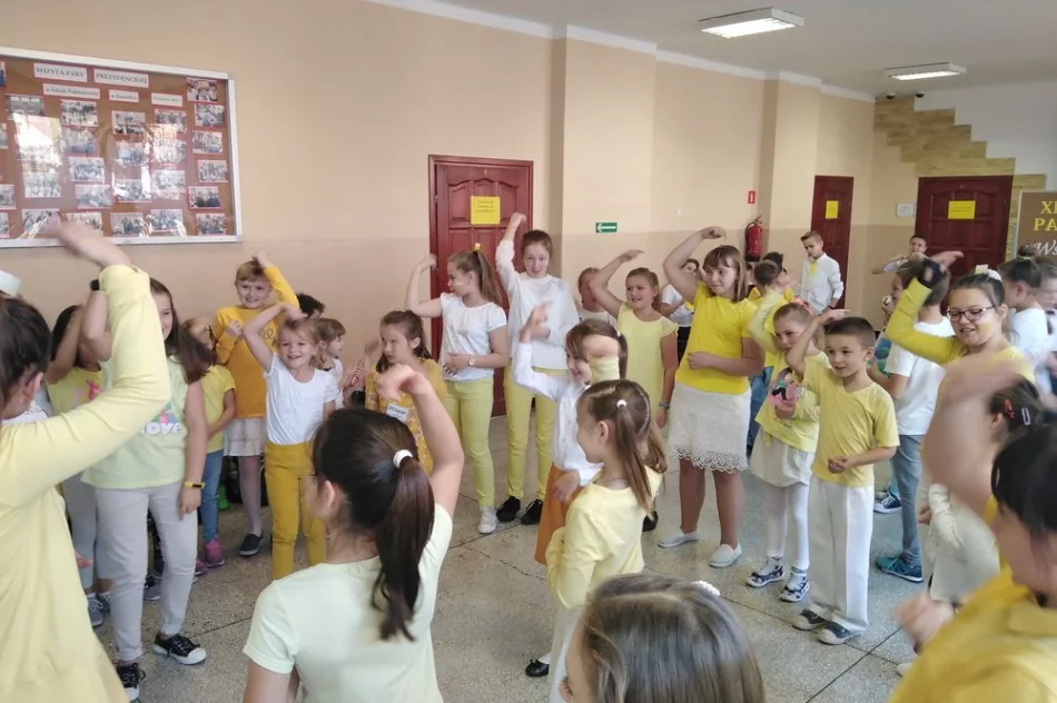 Idę z Janem Pawłem II…  czyli  Dzień Papieski w SP w Pasierbcu  - zdjęcie 2