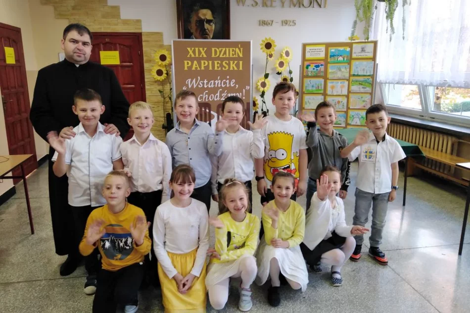 Idę z Janem Pawłem II…  czyli  Dzień Papieski w SP w Pasierbcu  - zdjęcie 4