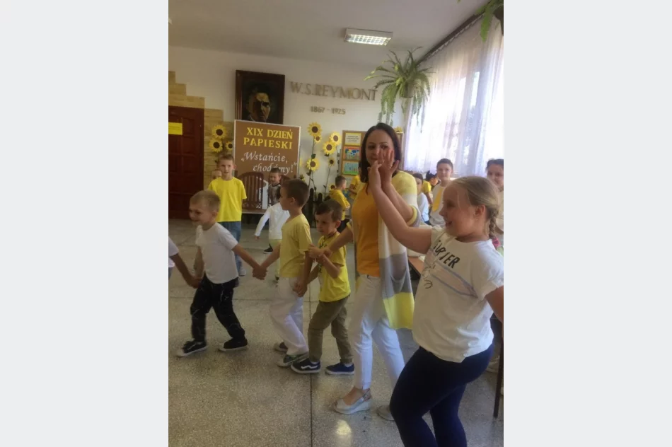 Idę z Janem Pawłem II…  czyli  Dzień Papieski w SP w Pasierbcu  - zdjęcie 5