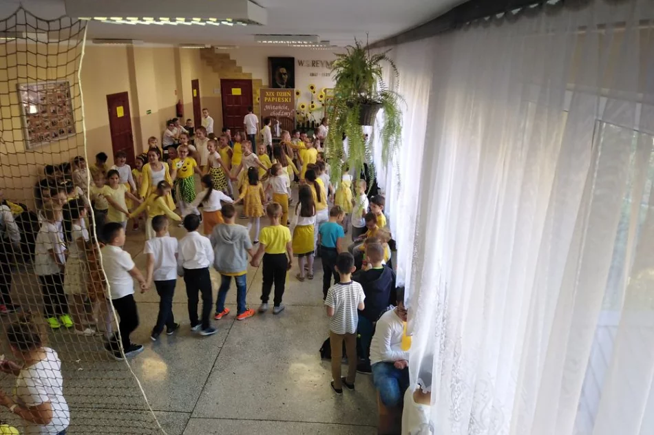 Idę z Janem Pawłem II…  czyli  Dzień Papieski w SP w Pasierbcu  - zdjęcie 15