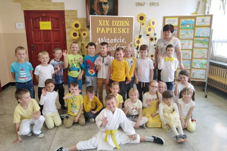 Idę z Janem Pawłem II…  czyli  Dzień Papieski w SP w Pasierbcu  - zdjęcie 18