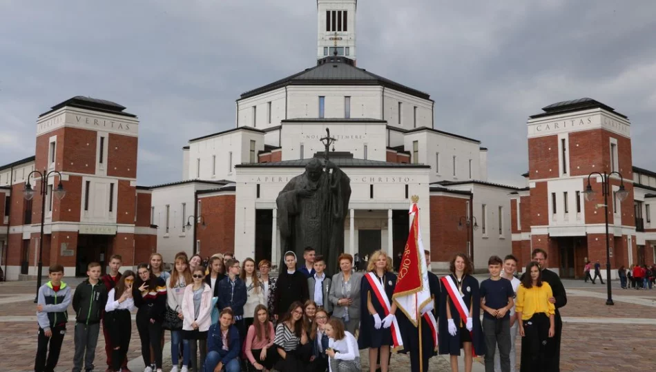 Uczniowie SP nr 1 w Męcinie na III Pielgrzymce Szkół imienia Jana Pawła II - zdjęcie 1