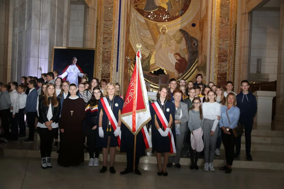 Uczniowie SP nr 1 w Męcinie na III Pielgrzymce Szkół imienia Jana Pawła II - zdjęcie 2