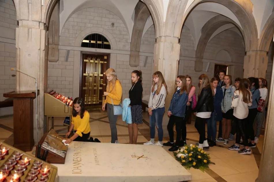 Uczniowie SP nr 1 w Męcinie na III Pielgrzymce Szkół imienia Jana Pawła II - zdjęcie 3