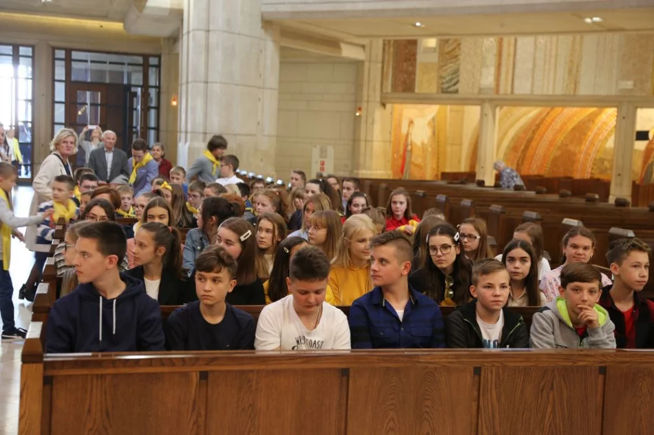 Uczniowie SP nr 1 w Męcinie na III Pielgrzymce Szkół imienia Jana Pawła II - zdjęcie 4