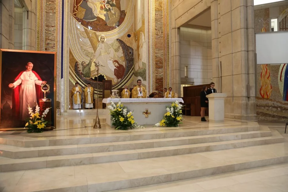 Uczniowie SP nr 1 w Męcinie na III Pielgrzymce Szkół imienia Jana Pawła II - zdjęcie 5