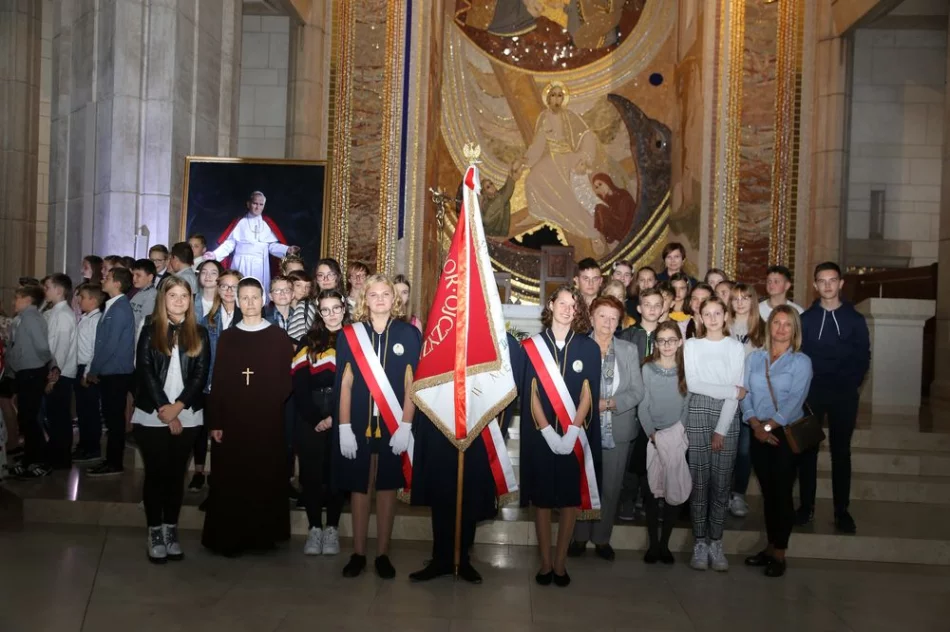 Uczniowie SP nr 1 w Męcinie na III Pielgrzymce Szkół imienia Jana Pawła II - zdjęcie 6